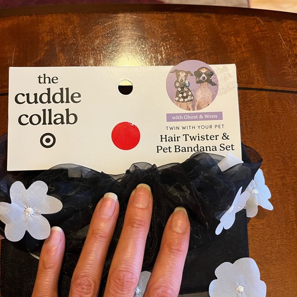 Dog outfit: bandana and hair twister. 
Black with white flowers sewn on. S-M - Picture 3 of 6